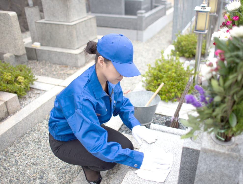 お墓掃除の様子
